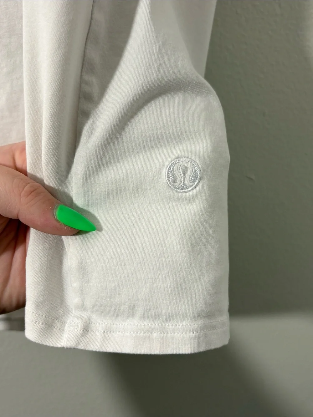 Lululemon “Off the Shoulder” white casual cotton t-shirt (size 10/12)